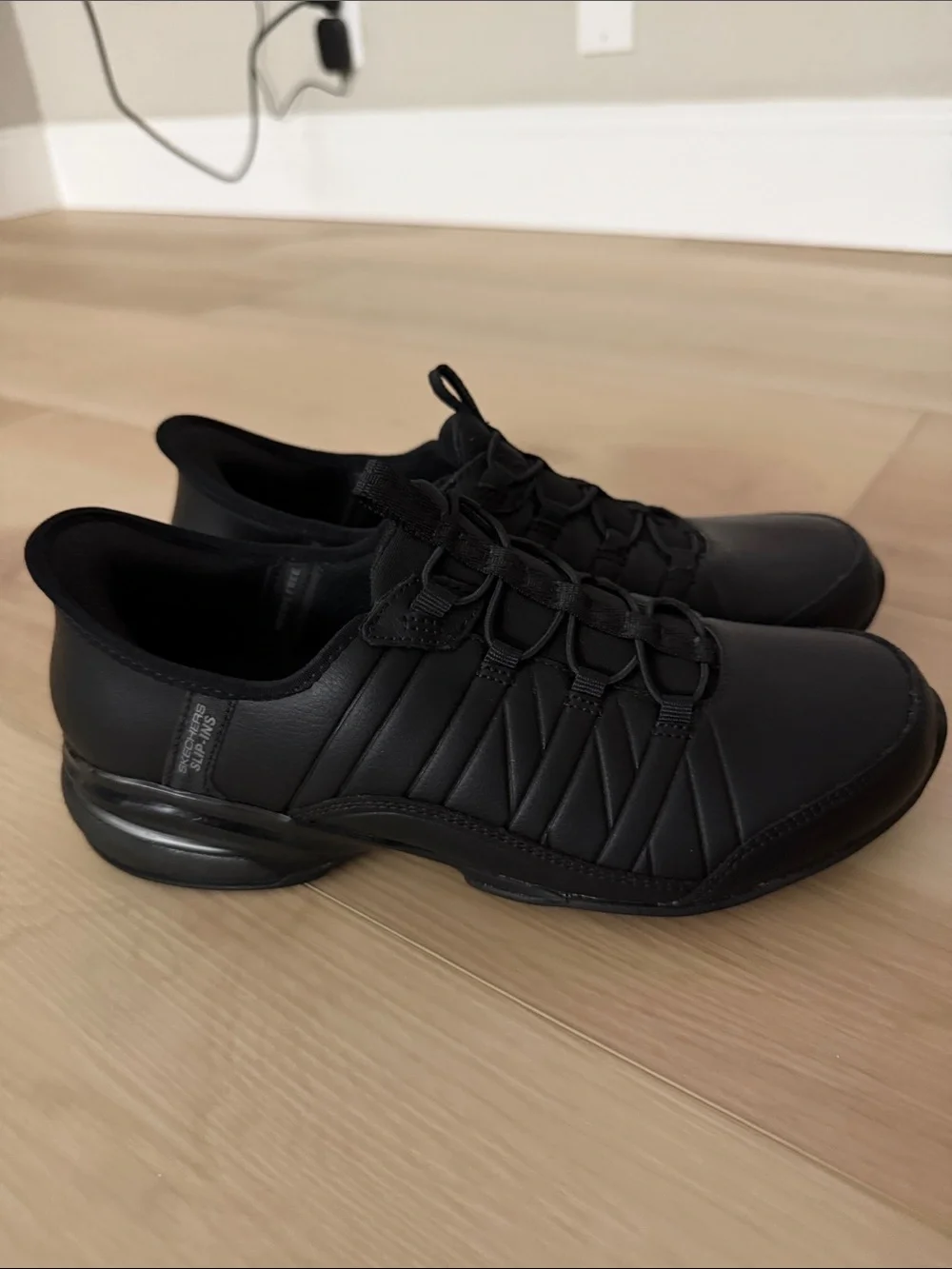 Last pair NWOB Skechers Hands Free Black Slip-On Walking Shoe Size 6